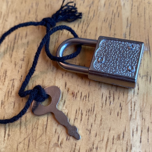 The lock in pre-owned condition, silver tone - Picture 2 of 4